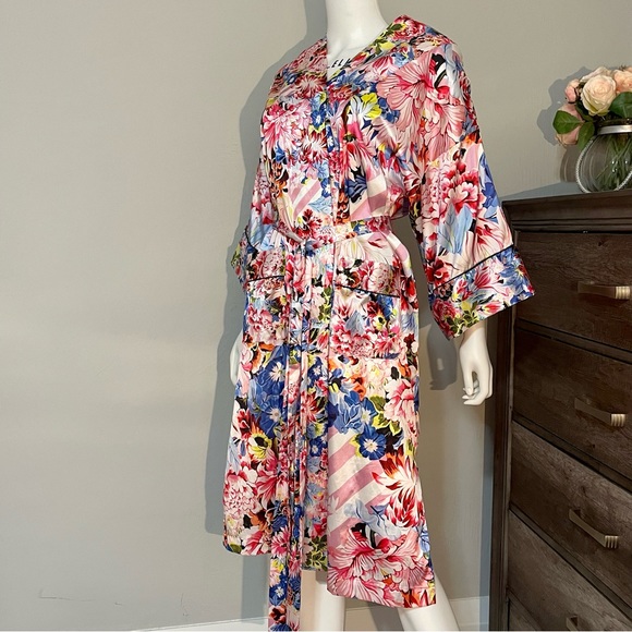 XS/S Vs Victoria’s Secret MARY KATRANTZOU Satin Pink Floral Robe kimono - Picture 9 of 10